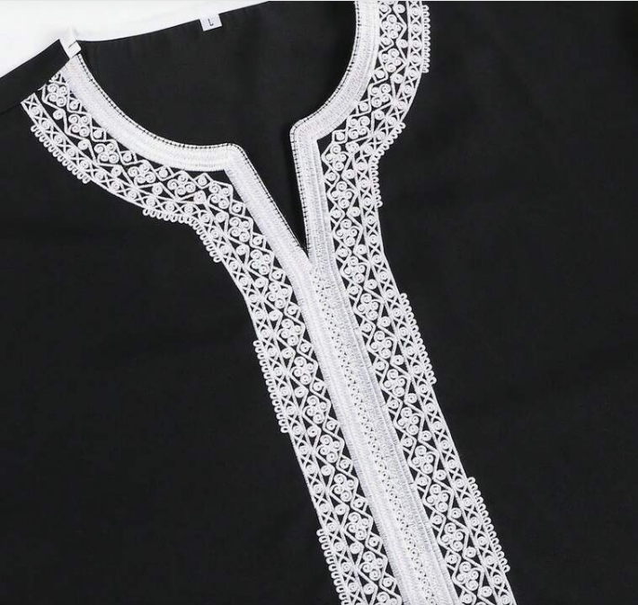 Djellaba noire pour homme à manches courtes avec broderie arabe raffinée