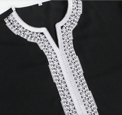 Djellaba noire pour homme à manches courtes avec broderie arabe raffinée